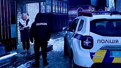 Поліцейський спілкується з бабусею, яка загубилася і блукала на морозі