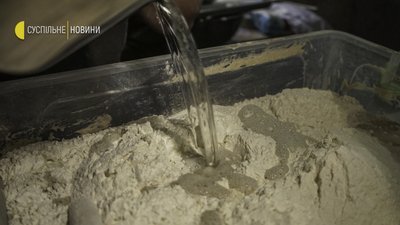 Польський пекар випікає хліб в Бучі Польський пекар випікає хліб в Бучі