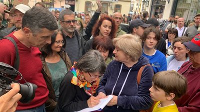 Збір підписів біля готелю "Дністер" Збір підписів біля готелю "Дністер"