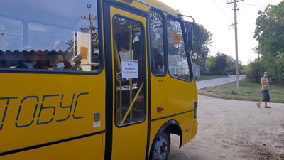 Дітей везуть на навчання шкільним автобусом за 15 кілометрів до села Куча Новоушицького району. Фото: Суспільне Дітей везуть на навчання шкільним автобусом за 15 кілометрів до села Куча Новоушицького району. Фото: Суспільне