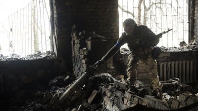 Американський фотограф зробив світлину автомайстерні в Бучі. Це допомогло синові знайти і поховати батька
