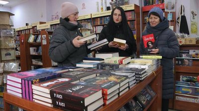 Акція "Інтелект переможе війну": у Тернополі здають російські книжки на макулатуру Акція "Інтелект переможе війну": у Тернополі здають російські книжки на макулатуру