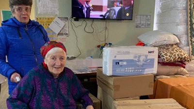Бабуся отримала колісне крісло від ГО "Спільна справа для людей"