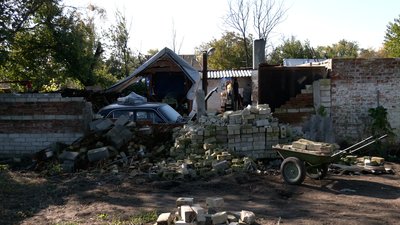 Куди везуть сміття із розбомблених будинків у Чернігові, та як будівельному сміттю дають “друге життя” Куди везуть сміття із розбомблених будинків у Чернігові, та як будівельному сміттю дають “друге життя”