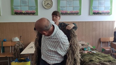 У Тернополі переселенці та вчителі виготовляють "кікімори" для військових У Тернополі переселенці та вчителі виготовляють "кікімори" для військових