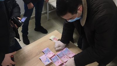 Підробні COVID-сертифікати на пів мільйона гривень: лікарю з Рівненщини вручили підозру Підробні COVID-сертифікати на пів мільйона гривень: лікарю з Рівненщини вручили підозру