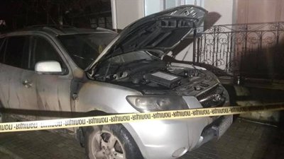 Поліцейські попередньою причиною загорання автівки місцевого активіста називають підпал. Фото: з ФБ-спільноти "Новини Кам'янця-Подільського". Поліцейські попередньою причиною загорання автівки місцевого активіста називають підпал. Фото: з ФБ-спільноти "Новини Кам'янця-Подільського".