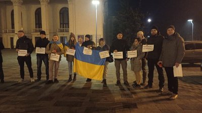 У Маріуполі десяток вийшли на акцію протесту, фото: Суспільне Донбас У Маріуполі десяток вийшли на акцію протесту, фото: Суспільне Донбас
