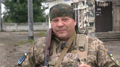 Матір танкіста, який стримував наступ росіян на Чернігів, знайшла місце його загибелі Матір танкіста, який стримував наступ росіян на Чернігів, знайшла місце його загибелі