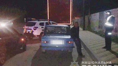 Жбурнув гроші в авто патрульних: у Хмельницькому водій намагався відкупитися від правоохоронців