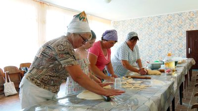 На Вінниччині ліплять вареники для оборонців Херсонщини На Вінниччині ліплять вареники для оборонців Херсонщини