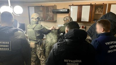На Закарпатті затримали двох чоловіків, які організували канал незаконного перетину через кордон