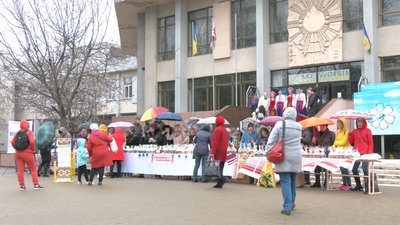 Наближаємо перемогу: у Черкасах освітяни продавали паски, щоб допомогти ЗСУ Наближаємо перемогу: у Черкасах освітяни продавали паски, щоб допомогти ЗСУ