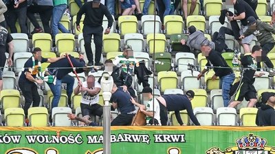 Матч Ліги Конференцій у Польщі призупиняли на 40 хвилин через масову бійку на трибунах. Що взагалі сталося: відео