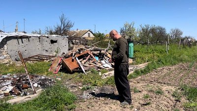 "Боїмося, але треба годувати родину". Жителі колишнього прифронтового села на Миколаївщині засаджують городи "Боїмося, але треба годувати родину". Жителі колишнього прифронтового села на Миколаївщині засаджують городи