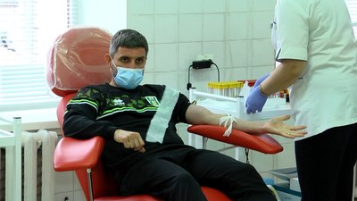 У Житомирі працівники місцевого ФК "Полісся" разом із тренером команди прийшли здавати кров У Житомирі працівники місцевого ФК "Полісся" разом із тренером команди прийшли здавати кров