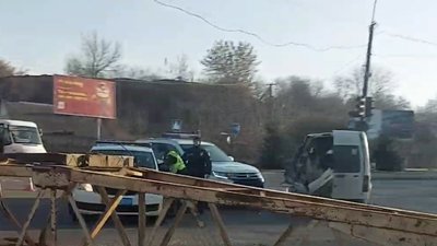 У Рівному частина крану впала на авто, рух на перехресті ускладнений У Рівному частина крану впала на авто, рух на перехресті ускладнений