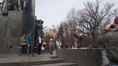 Біля пам'ятника Шевченка у Харкові читають вірші Біля пам'ятника Шевченка у Харкові читають вірші