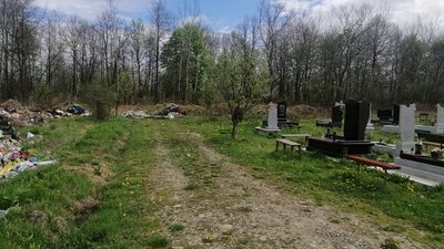 Коломийське кладовище перетворюють на сміттєзвалище