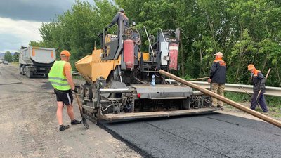 На найдовшому автошляху на Волині дорожники латають ями