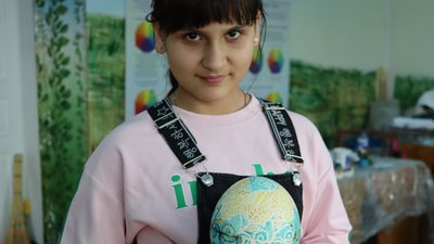 Традиційні орнаменти та об'ємні малюнки: у Межовій на Дніпропетровщині дітей вчать розписувати писанки воском Традиційні орнаменти та об'ємні малюнки: у Межовій на Дніпропетровщині дітей вчать розписувати писанки воском