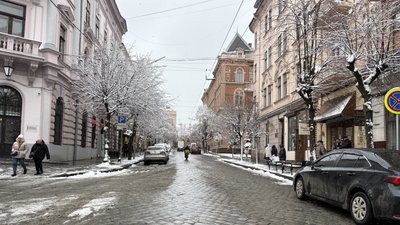 Дорога на вулиця Бандери у Чернівцях, коли випав сніг 
