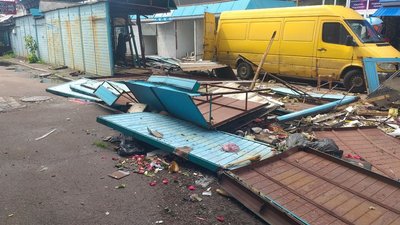 У Чернігові почали демонтаж квіткових яток біля «Дитячого світу»