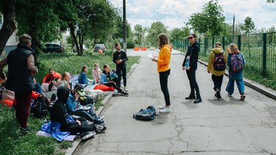 У Житомирі учні ліцею розмалювали частину дороги до школи У Житомирі учні ліцею розмалювали частину дороги до школи