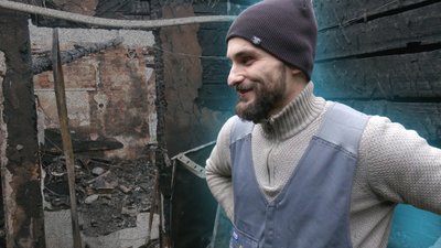 Вибух у Чернігові: люди розбирають завали згорілого внаслідок влучання "шахеда" будинку