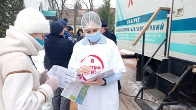 Тестувала на ВІЛ/СНІД та вакцинувала від COVID-19 мобільна бригада у Сумах Тестувала на ВІЛ/СНІД та вакцинувала від COVID-19 мобільна бригада у Сумах