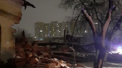 В Одесі дерево впало на житловий будинок: частина обвалилася