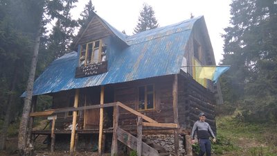 Волонтери та туристи у Карпатах відновили будинок-прихисток Волонтери та туристи у Карпатах відновили будинок-прихисток