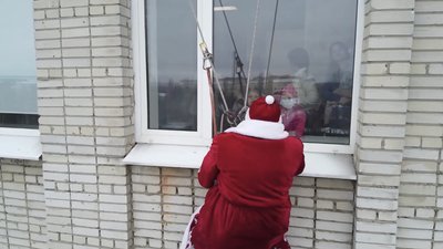 Чоловік в образі Діда Мороза спустився з даху і привітав дітей Сумської онкогемалогої Чоловік в образі Діда Мороза спустився з даху і привітав дітей Сумської онкогемалогої