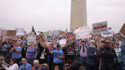 "Руки геть!": у США та Європі відбулись мільйонні протести проти Трампа та Маска "Руки геть!": у США та Європі відбулись мільйонні протести проти Трампа та Маска