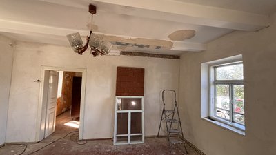 Як на Волині онука відновлює столітню хату-мазанку своєї бабусі Як на Волині онука відновлює столітню хату-мазанку своєї бабусі