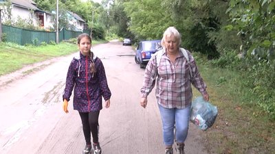 Доглядають водойму: жителька Новгорода-Сіверського з онучкою щодня прибирають берег Десни