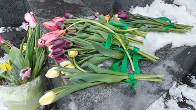 Харків'яни несуть квіти до пам'ятника Шевченка у річницю його дня народження Харків'яни несуть квіти до пам'ятника Шевченка у річницю його дня народження