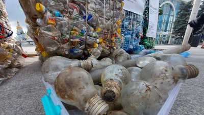 Тонну сміття з річки Уди привезли на площу Конституції у Харкові Тонну сміття з річки Уди привезли на площу Конституції у Харкові