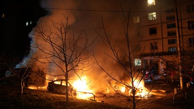 Автівки, які горять біля багатоповерхівки в Основ'янському районі Харкова
