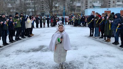 З білими янголами у руках: у Житомирі учні влаштували акцію до Дня пам'яті Героїв Небесної Сотні З білими янголами у руках: у Житомирі учні влаштували акцію до Дня пам'яті Героїв Небесної Сотні