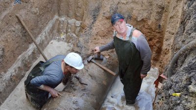 У Миколаєві на пошкодженому обстрілами водогоні замінили 32 метри труби