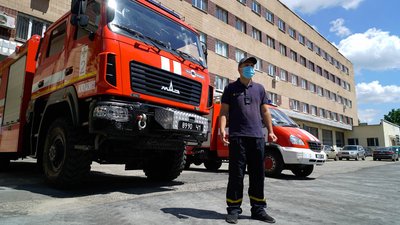 Спали по 2 години на добу: інтерв'ю з харківськими рятувальниками після лісних пожеж на Луганщині Спали по 2 години на добу: інтерв'ю з харківськими рятувальниками після лісних пожеж на Луганщині