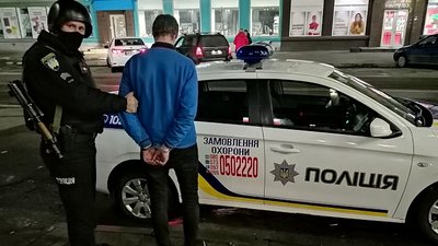 Дебоширив у супермаркеті: черкаські правоохоронці затримали чоловіка, який перебував у розшуку
