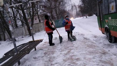 У Житомирі до прибирання вулиць від снігу залучили понад 400 осіб У Житомирі до прибирання вулиць від снігу залучили понад 400 осіб