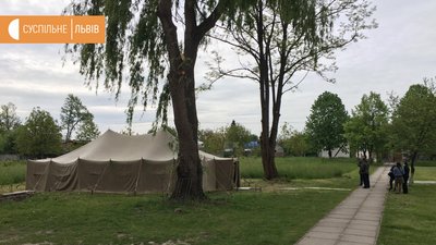 Намети перед Кам'янко-Бузькою центральною районною лікарнею Намети перед Кам'янко-Бузькою центральною районною лікарнею