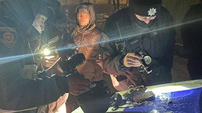 У Рівному чоловік повідомив про невідомих на балконі сусідів. Їх затримали з краденим