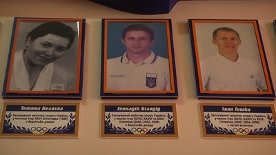 У Кам'янець-Подільському Нацуніверситеті ще досі пам'ятають студента Геннадія Білодіда - батька бронзової чемпіонки Олімпійських ігор-2020 Дар'ї Білодід. Фото: Суспільне. У Кам'янець-Подільському Нацуніверситеті ще досі пам'ятають студента Геннадія Білодіда - батька бронзової чемпіонки Олімпійських ігор-2020 Дар'ї Білодід. Фото: Суспільне.