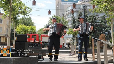 У Дніпрі надзвичайники влаштували акцію: охолоджували містян під музику У Дніпрі надзвичайники влаштували акцію: охолоджували містян під музику
