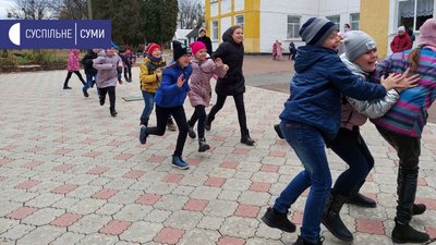 "Захворюваність не зростала": у Тростянці на Сумщині пояснили, чому діти пішли до школи "Захворюваність не зростала": у Тростянці на Сумщині пояснили, чому діти пішли до школи