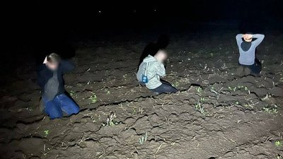 Буковинець за сім тисяч євро організував піший перехід через кордон для чоловіків — прокуратура